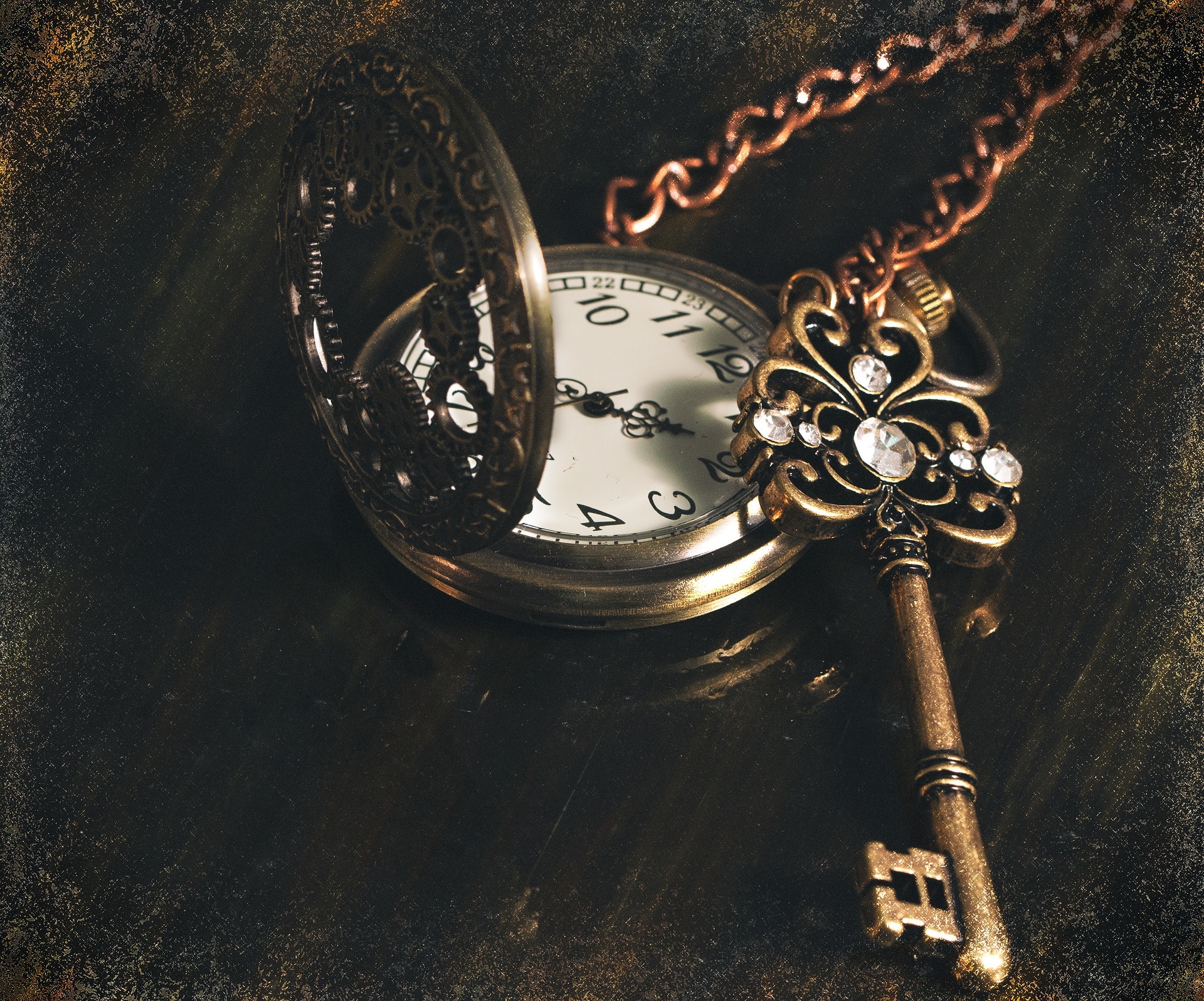 Старинные часы с ключом